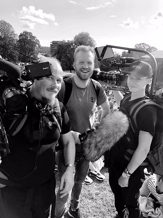 Josu Media-teamet filmer med kinokamera på et jorde